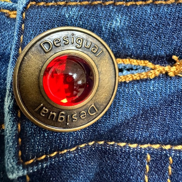 Desigual Sequin Embroidered Cuff Cropped Mid Rise Skinny Jeans. Size 28” x 26” - Picture 6 of 9